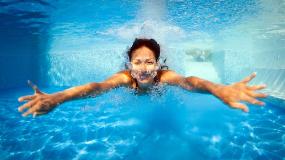Cara memperbaiki posisi tubuh saat berenang